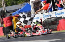 El piloto Alejo García (11), que cruza la meta, fue el vencedor de Semillero en la tercera fecha.