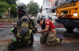 Integrantes del Cuerpo de Bomberos Voluntarios de Paraguay realizan labores para controlar un incendio por una fuga de gases de cloro, en Asunción (Paraguay).