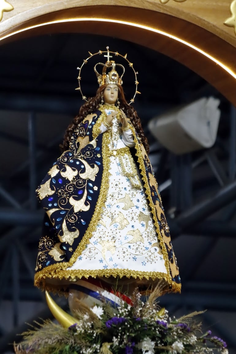 Venerada imagen de la Virgen de Caacupé, a cuyo amparo se refugiarán miles de creyentes.