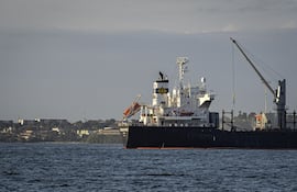 Fotografía que muestra un buque petrolero navegando en el Lago de Maracaibo este jueves, en Maracaibo (Venezuela).