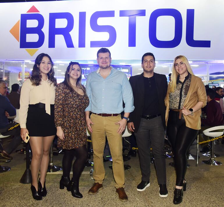 Bria Vallejos, Fiorella Jara, Diego Chamorro, Luis Rojas y Leisy Cardozo.
