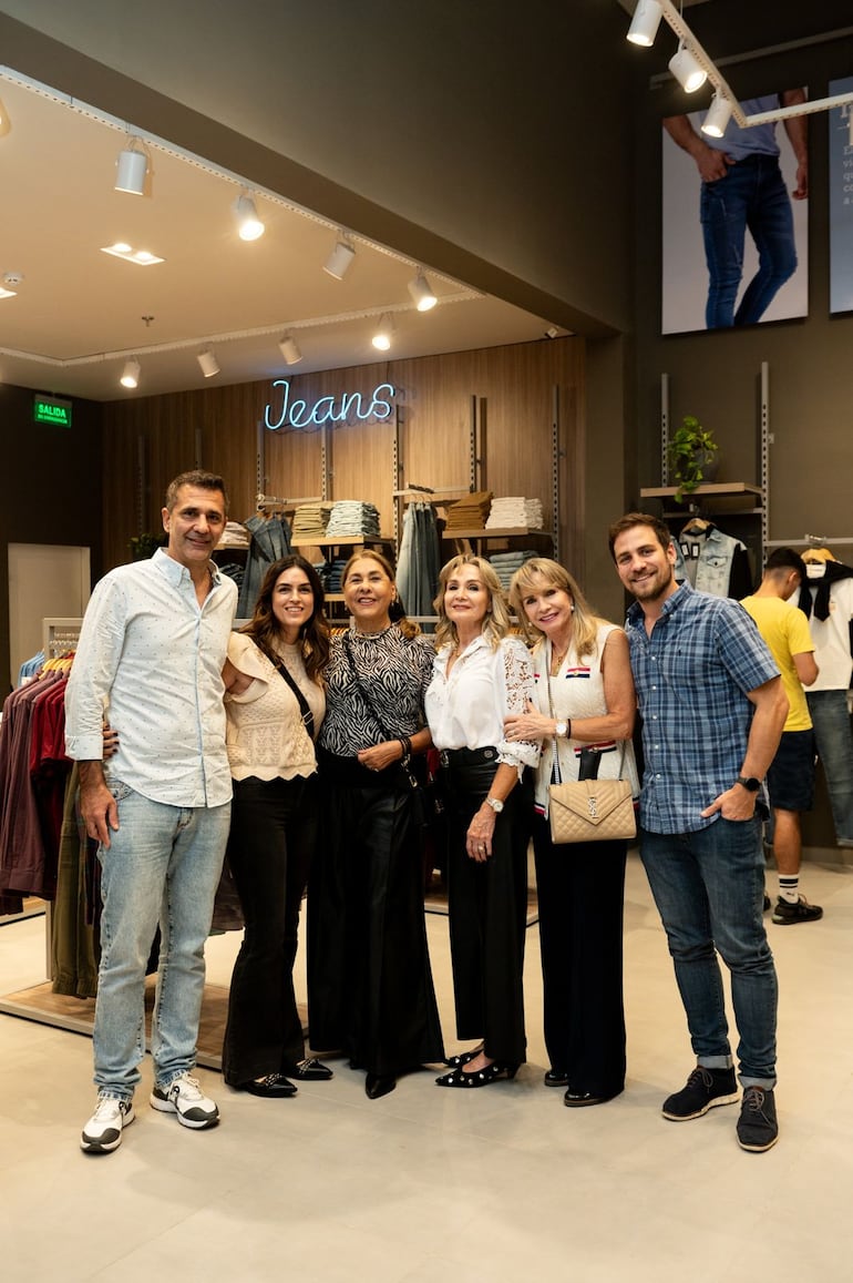 La nueva tienda de la moda Ares en el Shopping Mariano, se inauguró con la presencia de invitados especiales que participaron de un ameno brindis.
