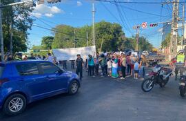 Pobladores de barrios cercanos al Indi, piden que local se mude.