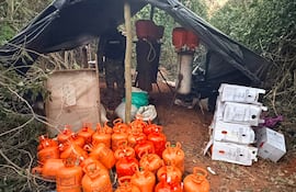 Garrafas de gas butano y otros elementos de procesamiento de marihuana tipo ICE, fueron incautados y destruidos en Karapaí, según la Policía Nacional.