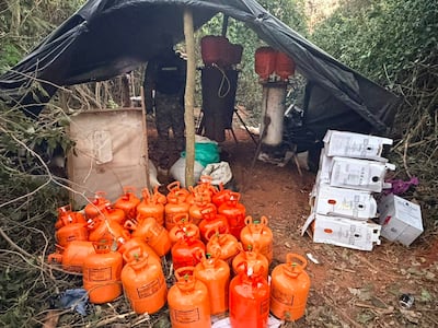 Garrafas de gas butano y otros elementos de procesamiento de marihuana tipo ICE, fueron incautados y destruidos en Karapaí, según la Policía Nacional.