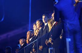 El presidente de Paraguay, Santiago Peña (cd), y el presidente de Panam Sports, Neven Ilic (ci), asisten a la ceremonia de inauguración de los II Juegos Panamericanos Junior ASU 2025 este sábado, en el estadio Defensores del Chaco en Asunción.