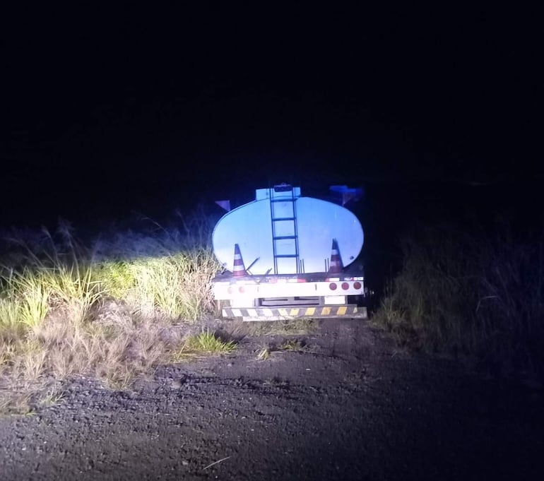 Un camión cisterna fue asaltado por piratas del asfalto en Tebicuary, robando una importante cantidad de aceite vegetal.