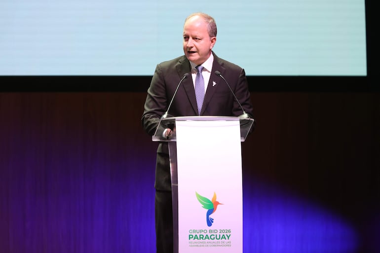 AME3833. LUQUE (PARAGUAY), 13/03/2026.- El ministro de Economía y Finanzas de Paraguay, Carlos Fernández, habla durante la primera sesión plenaria de las reuniones anuales del Grupo Banco Interamericano de Desarrollo (BID) este viernes, en Luque (Paraguay). Durante la primera sesión plenaria de las reuniones anuales del BID también se presentó LAC Minerals, una nueva iniciativa destinada a desarrollar cadenas de valor que vayan más allá de la simple extracción y promuevan un crecimiento sostenible en Latinoamérica y el Caribe. EFE/ Juan Pablo Pino
