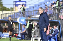 El entrenador argentino, Ariel Holan durante el encuentro ante Recoleta FC, disputado en el estadio Arsenio Erico de Nacional.
