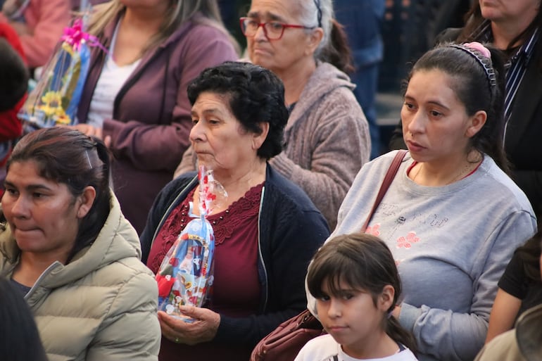 Como cada domingo la explanada de la basílica de Caacupé estuvo repleta de feligreses.