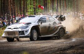 Espectacular derrape de la máquina #69 de la tripulación local Kalle Rovanperä-Jonne Halttunen.