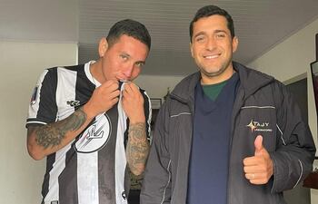 El jugador es el Rodrigo Ruiz Díaz con el dirigente de Libertad, Luis Palacios.