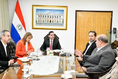 El representante de Cavialpa, Paul Sarubbi (2º d) y Capaco, José Heisecke (i) se reunieron con el presidente de la Cámara Baja, el cartista Raúl Latorre (c), y sus colegas Yamil Esgaib (ANR, HC) y Rocío Vallejo (PPQ).