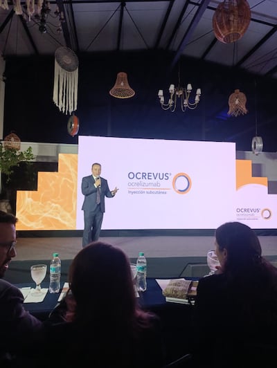 El Dr. César Caparo, médico neurólogo del Instituto Nacional de Ciencias Neurológicas en Lima, Perú.