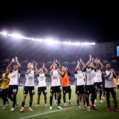 El Corinthians, del paraguayo Ángel Romero (naranja), se impuso el miércoles por 1-0 sobre el Cruzeiro, en el partido de ida de las semifinales de la Copa Brasil. El club azul de Belo Horizonte es el más ganador del evento, con seis títulos.