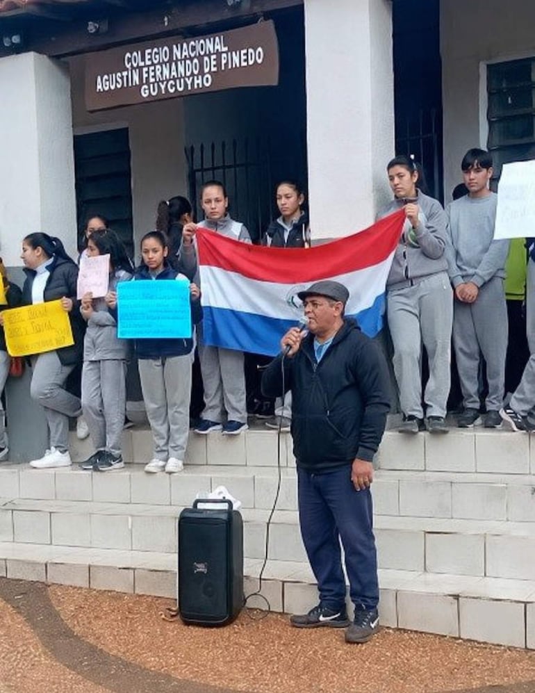 Padre de familia Gabriel Ramírez denunció el atropello a la institución tras la separación del cargo de la directora Cinthia Carolina Franco y de su hermana, la profesora Lourdes Franco.