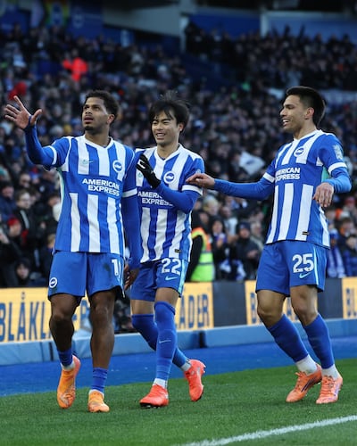 El francés Georginio Rutter celebra si tanto acompañado por el japonés Kaoru Mitoma y el paraguayo Diego Gómez.