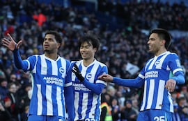 El francés Georginio Rutter celebra si tanto acompañado por el japonés Kaoru Mitoma y el paraguayo Diego Gómez.