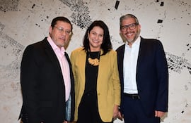 Dr. Luis O. Noguerol, Paola Andrea Holguín Moreno y Carlos Augusto Chacón, en Asunción.