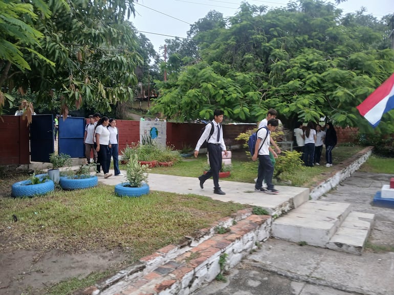 Alumnos del Colegio Ángel Muzzolón iniciando el primer día de clases.