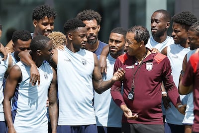 El entrenador de la selección de Cabo Verde, Pedro Brito 'Bubista' (d) junto a algunos de sus jugadores, durante el entrenamiento que los caboverdianos han realizado este jueves en el Inter Miami CF Stadium en Fort Lauderdale (Florida) para preparar el partido que disputarán contra Argentina.