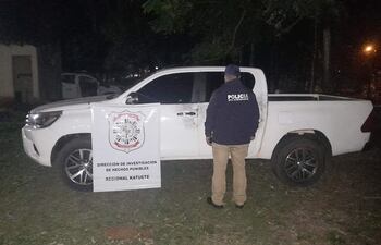 Camioneta Toyota Hulix blanca que supuestamente fue utilizada y luego abandonada por los sopehcosos.