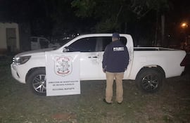 Camioneta Toyota Hulix blanca que supuestamente fue utilizada y luego abandonada por los sopehcosos.
