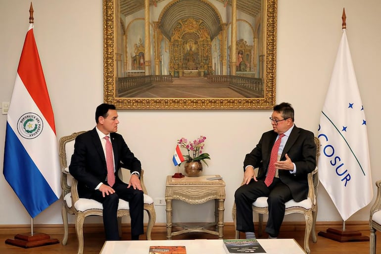 El canciller Rubén Ramírez Lezcano y el embajador en EE.UU. Gustavo Leite. Fue este viernes último en la Cancillería nacional.