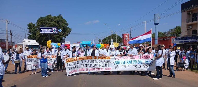 Médicos y estudiantes protestan en San Pedro, bloqueando la PY08 con pancartas que exigen mejoras salariales.