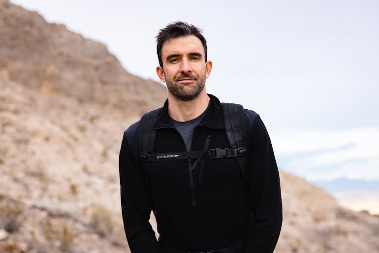 El profesor universitario estadounidense Michael Easter es uno de principales divulgadores del "rucking".