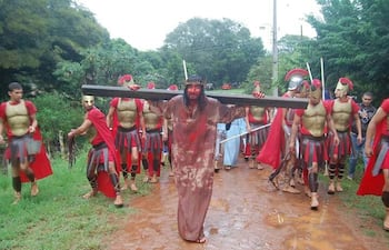 La representación teatral del Vía Crucis se inicia en la escuela Brígido Báez y culmina, dos kilómetros después, en la cima del cerro Kurusu.
