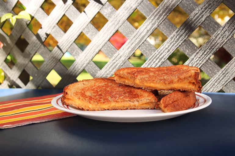Cómo hacer un sándwich “invertido” con queso, imagen ilustrativa.
