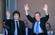 El presidente de Argentina, Javier Milei, y Edmundo González Urrutia salieron este sábado al balcón de la Casa Rosada para saludar a los miles de venezolanos congregados en la Plaza de Mayo de Buenos Aires.