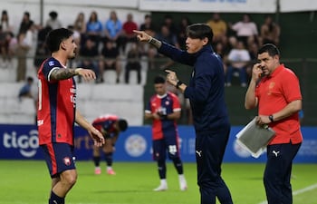 El entrenador interino de Cerro Porteño, Nelson Cabrera, brinda indicaciones al atacante Jonatan Torres, en el duelo ante Resistencia SC, por los dieciseisavos de final de la Copa Paraguay 2026.