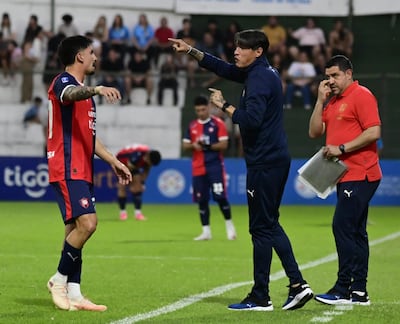 El entrenador interino de Cerro Porteño, Nelson Cabrera, brinda indicaciones al atacante Jonatan Torres, en el duelo ante Resistencia SC, por los dieciseisavos de final de la Copa Paraguay 2026.