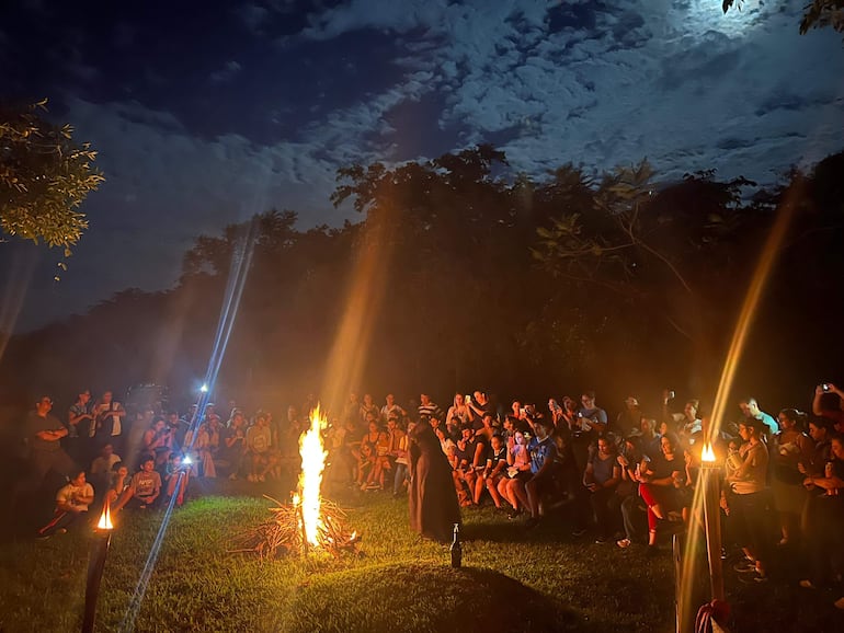 La leyenda de la bruja Micaela Yaharí reunió a los visitantes en la que fue su choza, en la compañía Saguazú.