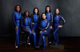 De la izquierda a derecha: la presentadora Gayle King, la ingeniera Aisha Bowe, la prometida de Jeff Bezos Lauren Sánchez, la activista Amanda Nguyen, la cantante Katy Perry y la productora Kerianne Flynn, tripulantes de la misión NS-31 de Blue Origin.