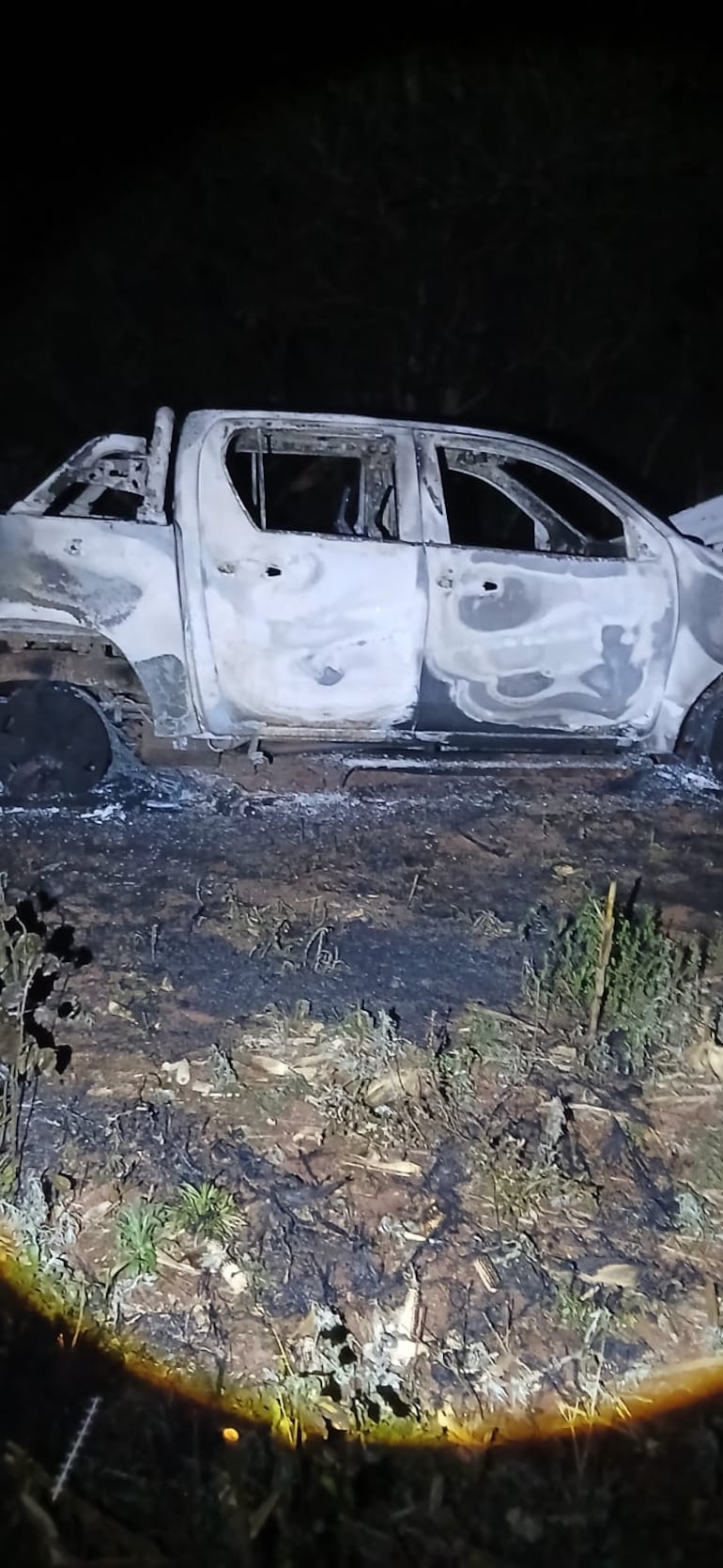 Camioneta Toyota Hilux que supuestamente era utilizada por el ahora desaparecido fue encontrada totalmente quemada. 