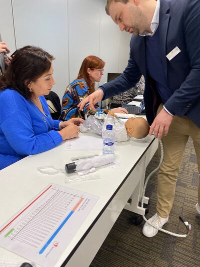 La doctora Nancy Garay y su equipo participan de la capacitación para la utilización de los "corazones artificiales" en España.