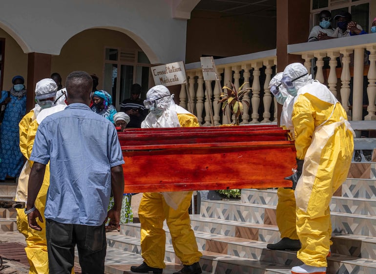 El ataúd de una persona sospechosa de haber muerto por ébola es cargado en una camioneta por trabajadores de la salud en un hospital de Bunia, en el este de la República Democrática del Congo, el 25 de mayo de 2026.