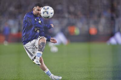 Lionel Messi, futbolista de Argentina, patea el balón en la previa del partido contra Ecuador por las Eliminatorias Sudamericanas al Mundial 2026.