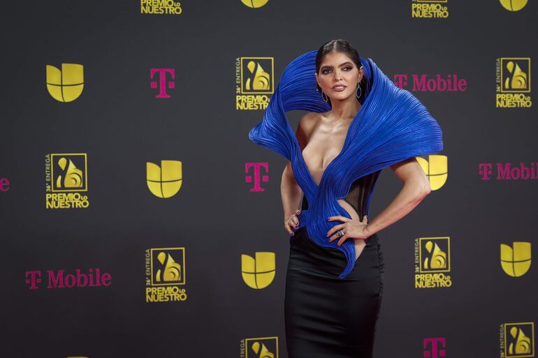 La cantante mexicana Ana Bárbara llegó a la 36 edición del Premio Lo Nuestro de la música latina con un llamativo look. (EFE/Eva Marie Uzcátegui)
