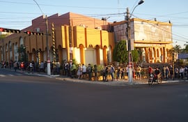 Las filas para poner al día la licencia de conducir en Lambaré se extienden hasta fuera de la sede comunal.