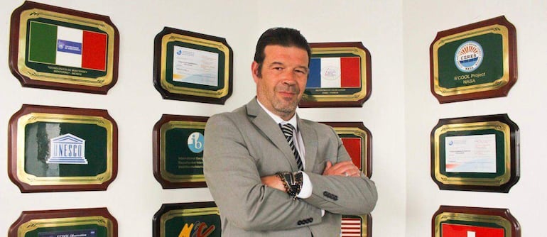 Alfonso Algora es doctor en Educación, Master en Gestión Educativa y Alta Dirección, y Licenciado en Derecho y Humanidades, con más de 18 años de experiencia docente y experiencia adicional en asesoría legal y dirección de empresas.