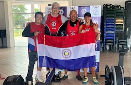 Alberto Soler (i), Luis Rivarola, Rubén Martínez y Rocío Valdez, de destacada actuación en la competencia de remo ergométrica en Paraná, Entre Ríos.