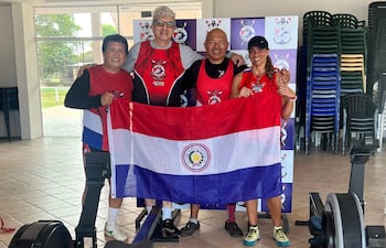 Alberto Soler (i), Luis Rivarola, Rubén Martínez y Rocío Valdez, de destacada actuación en la competencia de remo ergométrica en Paraná, Entre Ríos.