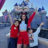 Jazmín Torres con sus hijos Pía y Lucca en Disneyland.