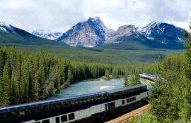 Vista del tren panorámico Rocky Mountaineer, Canadá.