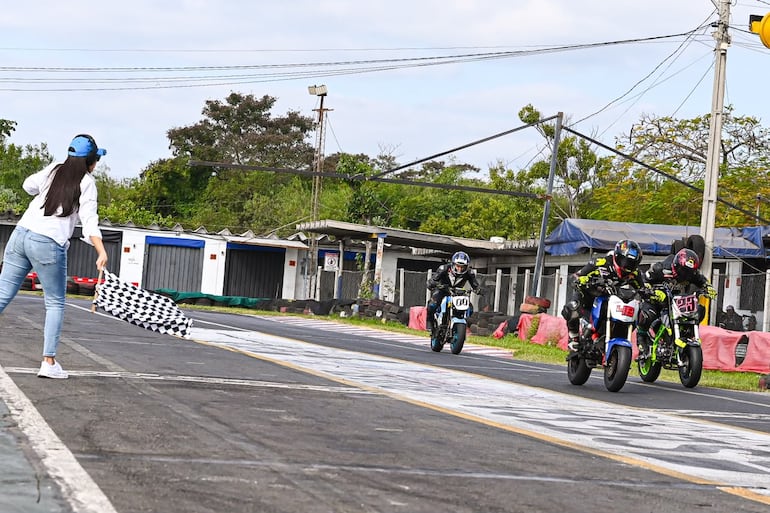 Banderazo final en la principal categoría, la GP Pro.