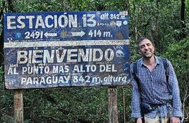 Ramin Navai llegando feliz a la cima del Tres Kandú.